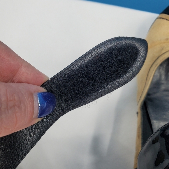 CHANEL tan and black Mary Jane flats 40 - Picture 14 of 16